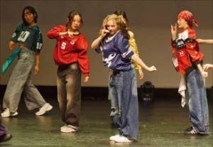 < 동아리 활동까지 ‘접수’ > 연세대 K팝 댄스동아리 ‘츄러스’에 가입한 외국인 유학생들이 ﻿한국 학생들과 함께 춤을 선보이고 있다.  /독자 제공