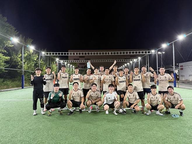 이준혁 엘초이스 대표가 발목 보호대를 후원한 아마추어 축구팀 선수들과 기념촬영을 하고 있다.