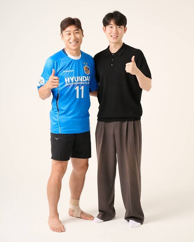 이준혁 엘초이스 대표가 전 축구 국가대표 이근호 선수와 기념촬영을 하고 있다. 이근호 선수는 이 대표가 직접 개발한 발목 보호대를 착용한 상태다.