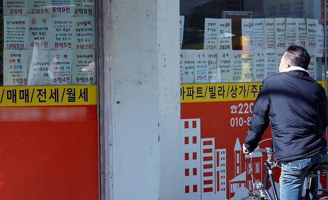서울에 있는 한 공인중개사 사무소에 매물이 게시돼 있다. 사진=뉴스1