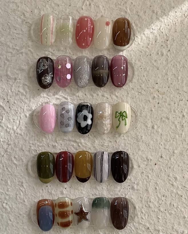 "Art of the month" design of a nail shop in Seoul (Instagram)