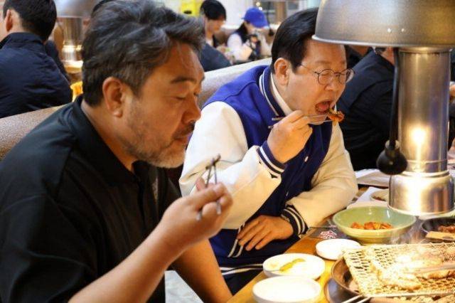 이재명 당시 더불어민주당 대표가 인천 계양을에서 배우 이원종과 함께 식사하는 모습. X 캡처