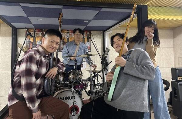 화성 직장인 밴드 ‘왓더페퍼’ 멤버 왼쪽부터 박성용, 김영식, 주영욱, 양지혜. 서다희기자