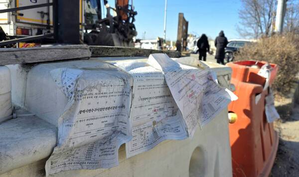 16일 오후 인천 연수구 능허대로 일대에 놓인 교통안전블록에는 최근에 붙인 견인 이동 통지서와 색이 바랜 통지서가 덕지덕지 붙어 있다. 장민재기자
