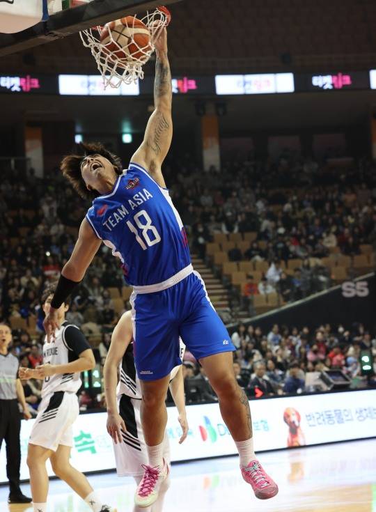 슛하는 저스틴 구탕. 사진[연합뉴스]