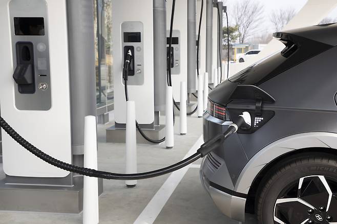 현대차 아이오닉 5 차량이 PnC 적용 충전소에서 충전하는 모습. [현대차·기아 제공]