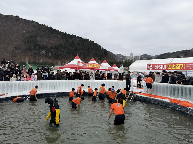 산천어 맨손잡기 체험 / 사진= 문서연 여행+ 기자