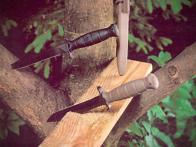 글록이 처음 생산한 필드 나이프