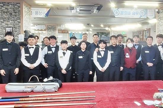 대구당구연맹이 최근 소속 선수 34명이 참가한 1월 정기평가전을 개최했다. 선수들이 경기 시작에 앞서 기념촬영하고 있다. (사진=대구당구연맹)