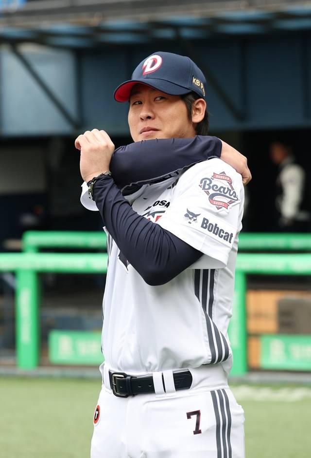 자유계약선수(FA) 계약으로 KIA 타이거즈에서 두산 베어스로 이적한 박찬호가 15일 서울 잠실야구장에서 열린 프로야구 두산 창단 44주년 기념식을 마친 뒤 기념촬영을 위해 대기하고 있다. 사진=연합뉴스