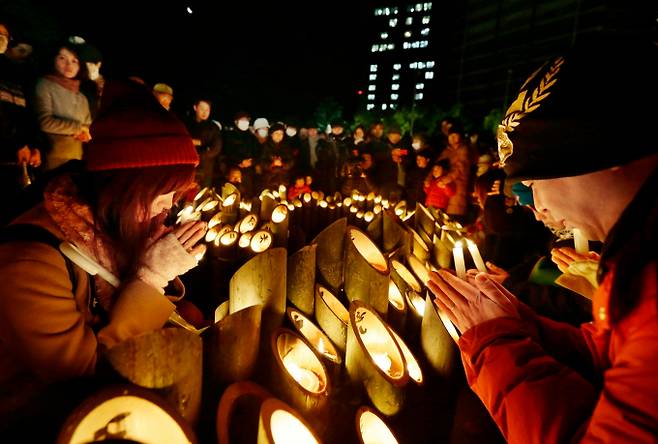 일본 고베에서 시작된 지진은 오사카, 교토까지 번졌다. 사진은 2015년 1월17일 고베 대지진 20주기를 추모한 시민들의 모습. /사진=로이터