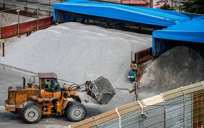 국내 시멘트업계가 경기 불황에 고전하고 있다. 사진은 서울 한 레미콘 공장에서 작업 차량이 시멘트를 옮기는 모습. /사진=뉴시스