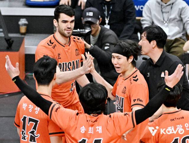 ‘부산 극장 오픈’ OK, 4171명 ‘만원 관중’ 앞 0-2→3-2 대역전승...삼성화재 꺾고 3연승 질주 [MD부산]