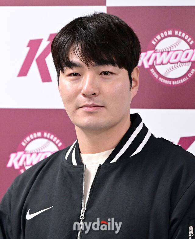 2026년 1월 15일 오후 서울 고척스카이돔에서 키움 히어로즈 박병호 잔류군 선임코치 기자회견이 열렸다. 박병호 코치가 인사하고 있다. 2005년 LG트윈스에서 프로생활을 시작한 박병호 선임코치는 2011년 트레이드로 히어로즈 유니폼을 입었다. 2016년 포스팅 시스템을 통해 미국 메이저리그에 진출한 뒤 2018년 히어로즈로 복귀해 2021년까지 활약했다. 이후 KT위즈, 삼성 라이온즈에서 선수 생활을 이어갔으며, 지난 시즌을 끝으로 현역에서 은퇴했다. 그리고 키움 히어로즈에서 지도자로 제2의 야구 인생을 시작한다./고척=유진형 기자 zolong@mydaily.co.kr
