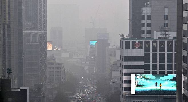 서울 도심 일대가 뿌연 모습을 보이고 있다. 임세준 기자