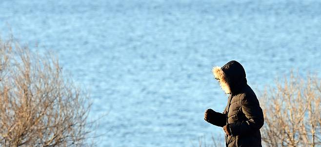서울 광진구 뚝섬한강공원에서 한 시민이 산책을 하고 있다.  이상섭 기자