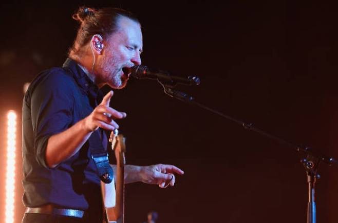 톰 요크는 전통적인 의미의 ‘위대한 보컬리스트’와는 전혀 다른 결에 서 있게 된다. 그는 기교로 듣는 이를 압도하지 않고, 카리스마로 군림하지 않으며, 초월적인 존재로 격상되지도 않는다. 오히려 마지막까지 불완전한 인간으로 남는다. 그리고 이 불완전함 또한 라디오헤드가 갖는 경이로움 중 하나다. [게티이미지/Photo by Mondadori Portfolio]