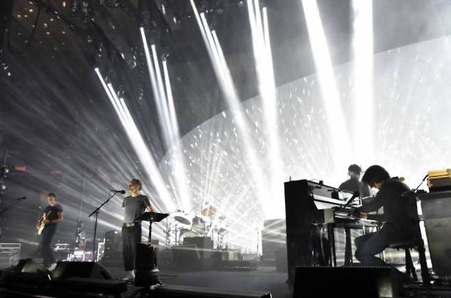 라디오헤드는 음악을 통해 감정을 구체적으로 나열하지도, 깔끔한 결론을 제시하지도 않는다. 대신 하나의 감각 세계를 구축하고, 그 안으로 감상자를 초대한다. 그 세계는 현실과 단절되지도, 완전히 이어지지도 않은 채 미묘한 경계 위에 놓여 있다. 그렇기에 라디오헤드의 음악은 한 곡이 아니라 하나의 공간처럼 기억된다. [게티이미지/Photo by Jeff Kravitz]