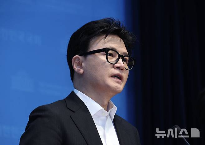 [서울=뉴시스] 김금보 기자 = 한동훈 전 국민의힘 대표가 14일 서울 여의도 국회 소통관에서 중앙윤리위원회의 자신에 대한 제명 결정과 관련해 입장을 밝히고 있다. 2026.01.14. kgb@newsis.com