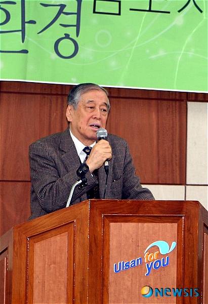 【울산=뉴시스】고은희 기자 = 29일 울산문화예술회관 2층 대회의실에서 울산문협 주최로 열린 '제11회 문학과 환경 심포지엄'에서 조병무 시인이 '문학작품 창작에 따른 환경의 문제'를 주제로 특강을 펼치고 있다.  gogo@newsis.com