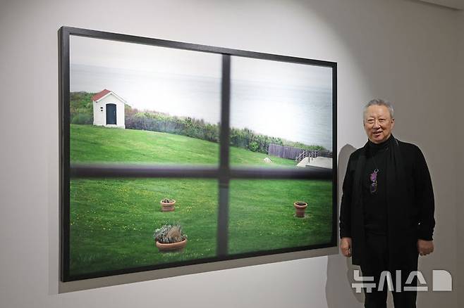 [서울=뉴시스] 박진희 기자 = 박용만(같이 걷는 길 이사장) 사진작가가 15일 서울 중구 피크닉에서 사진전 'HUMAN MOMENT' 기자간담회를 갖고 전시 작품을 소개하고 있다. 2026.01.15. pak7130@newsis.com