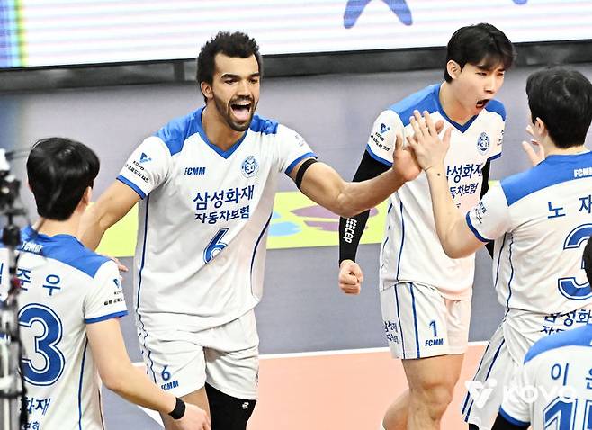 [서울=뉴시스] 남자 프로배구 삼성화재의 아히가 17일 부산강서체육관에서 열린 진에어 2025~2026 V-리그 남자부 OK저축은행과의 경기에서 득점을 올린 뒤 기뻐하고 있다. (사진=KOVO 제공) 2026.01.17.