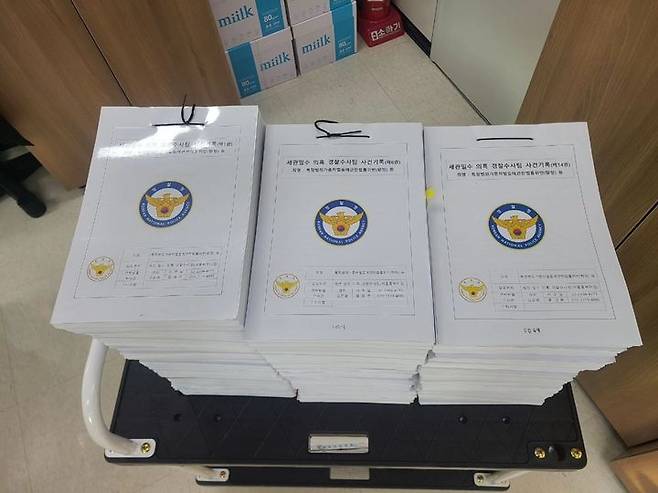 [서울=뉴시스]백해룡 경정이 17일 오후 페이스북을 통해 공개한 '세관 마약수사 외압 의혹' 관련 자료. (출처:백해룡 경정 페이스북) 2025.01.17.  *재판매 및 DB 금지