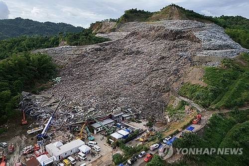 필리핀 세부의 쓰레기더미 붕괴 현장 [AP=연합뉴스 자료사진 제공]