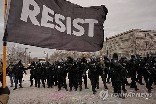 미국 미네소타주 미니애폴리스에서 시위대과 대치 중인 연방 이민단속 요원들 [AP=연합뉴스 자료사진 제공]