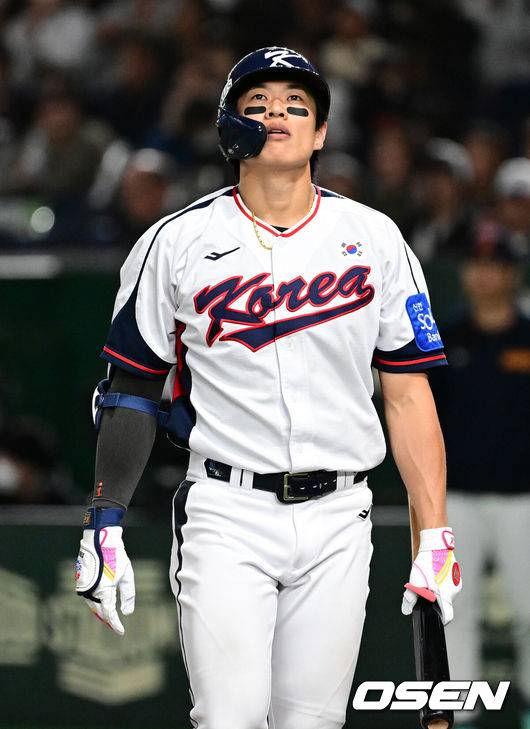 [OSEN=도쿄(일본), 조은정 기자] 16일 오후 일본 도쿄돔에서  ‘2025 NAVER K-BASEBALL SERIES’ 대한민국과 일본의 2차전 경기가 열렸다.한국은 정우주, 일본은 카네마루 유메토를 선발투수로 내세웠다.6회말 2사 1,2루에서 대한민국 송성문이 삼진으로 물러나며 아쉬워하고 있다. 2025.11.16 /cej@osen.co.kr