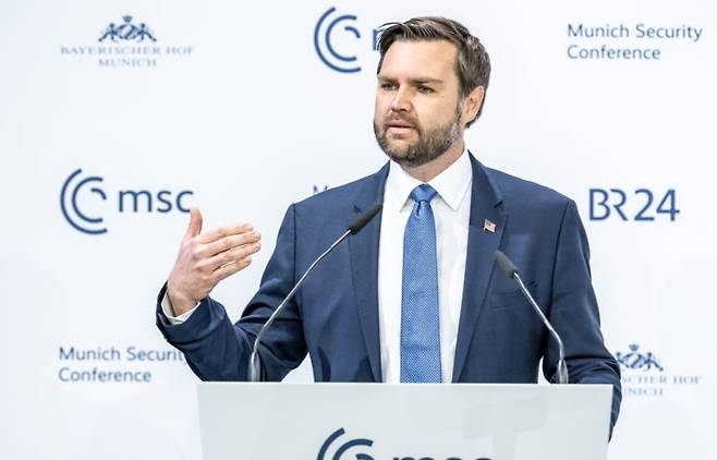 2025년 2월 뮌헨안보회의(MSC)에 참석해 연설하는 JD 밴스 미국&nbsp;부통령. 최근 독일 언론은&nbsp;“밴스 부통령이 2026년도 MSC에는 불참할 것”이라고 보도했다. MSC 홈페이지