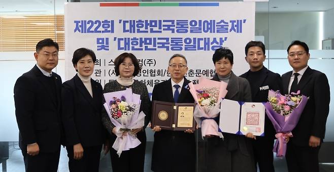 왼쪽부터 장경원 순천시의원, 김미영 전남도의회 의정자문위원장, 이연경 씨, 김문수 의원, 서선란 시의원, 김진남 도의원, 주우성 씨.