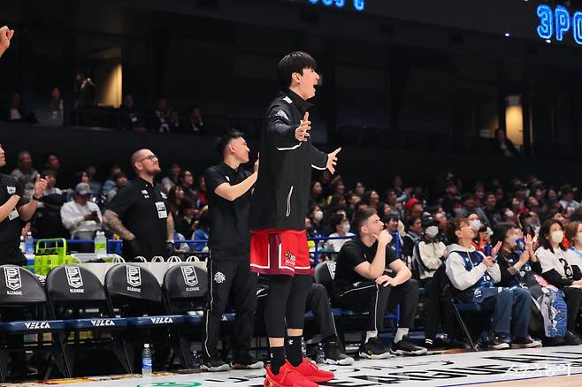 B리그 아시아 올스타팀 이현중이 16일 일본 나가사키 해피니스 아레나에서 열린&nbsp;아시아 크로스 토너먼트 경기 도중 선수들에게 작전을 지시하고 있다. 사진제공｜B리그