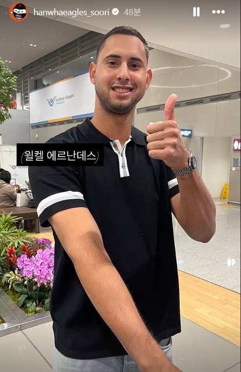 ▲ 에르난데스는 최고 구속 156㎞의 강속구를 던질 수 있는 압도적인 구위의 소유자로 계약금 10만 달러, 연봉 65만 달러, 인센티브 15만 달러 등 총액 90만 달러에 사인했다.ⓒ한화 이글스 SNS