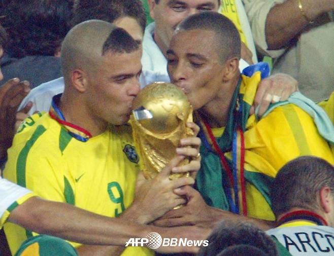 "한국-브라질, 월드컵 결승에서 만나길" FIFA 레전드의 깜짝 응원 [용산 현장]