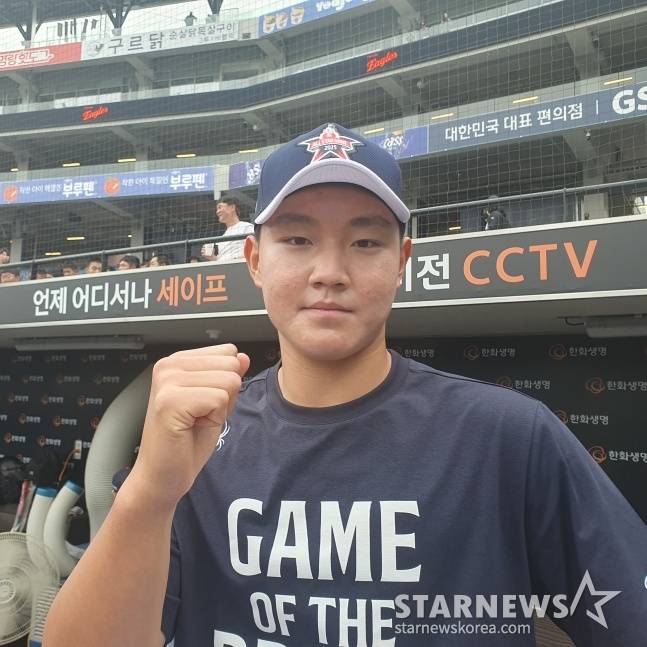 경기항공고 양우진이 지난해 6월 2일 대전 한화생명 볼파크에서 열린 2025 제3회 한화 이글스배 고교·대학 올스타전을 앞두고 취재진과 인터뷰했다. /사진=김동윤 기자
