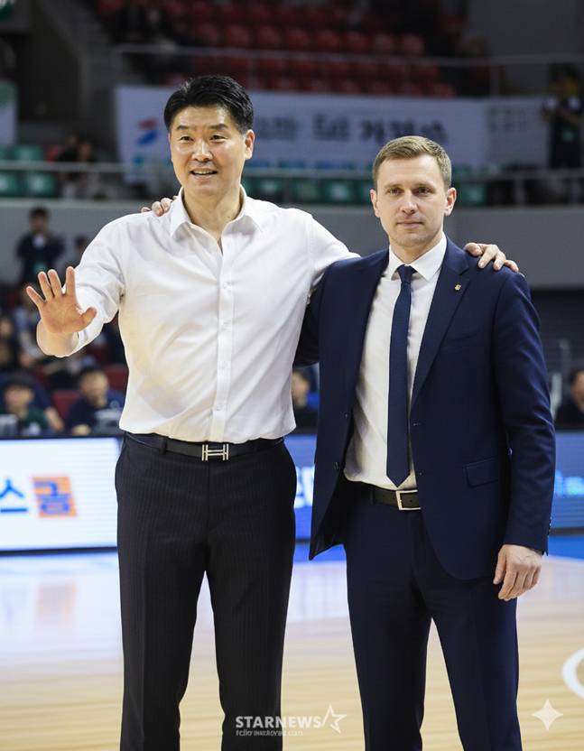 조상현 감독(왼쪽)과 마줄스 감독이 어깨동무를 하고 있는 사진./사진=구글 제미나이(AI) 합성(스타뉴스, KBL 제공 이미지 활용)