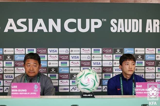 호주전 사전 공식 기자회견에 참석한 이민성(왼쪽) U-23 축구대표팀 감독과 배현서. /사진=대한축구협회 제공