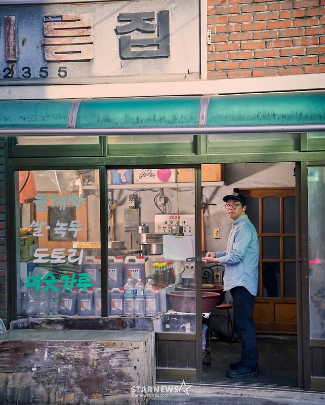 넷플릭스 '흑백요리사2'의 우승자 최강록 셰프가 16일 진행된 라운드 인터뷰를 위해 포즈를 취하고 있다. /사진제공=넷플릭스 2026.01.16 /사진=이동훈 photoguy@