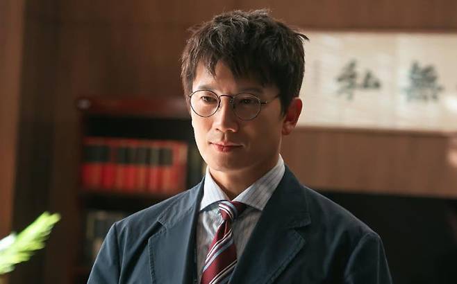 지성, 서울 지법 생활 본격 시작...'거악' 박희순 공간에 발 들였다 ('이한영')