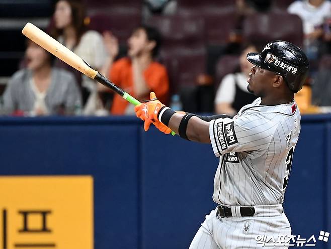 9일 오후 서울 구로구 고척스카이돔에서 열린 '2024 신한 SOL Bank KBO리그' 한화 이글스와 키움 히어로즈의 경기, 3회초 1사 한화 페라자가 솔로 홈런을 날리고 있다. 엑스포츠뉴스 DB