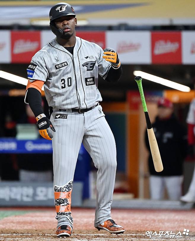 26일 오후 인천SSG랜더스필드에서 열린 '2024 신한 SOL Bank KBO리그' 한화 이글스와 SSG 랜더스의 경기, 5회초 2사 1,2루 한화 페라자가 볼넷으로 출루하고 있다. 엑스포츠뉴스 DB