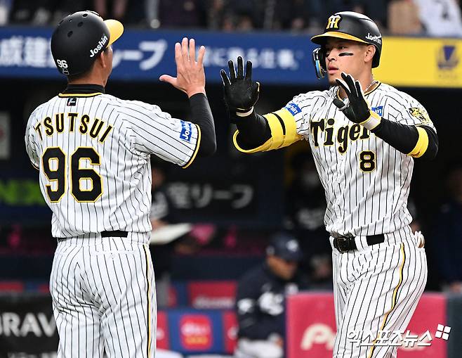 지난 2023년 3월 7일 오후 일본 오사카 교세라돔에서 열린 2023 월드베이스볼클래식(WBC) 대한민국과 한신 타이거즈의 평가전 경기, 8회말 한신 사토가 솔로 홈런을 날린 후 그라운드를 돌고 있다. 엑스포츠뉴스 DB