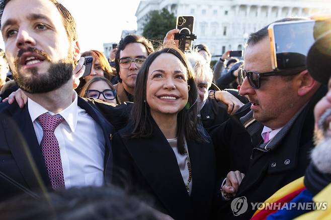 15일(현지기간) 지지자에 둘러싸인 마차도 [워싣턴 EPA=연합뉴스. 재판매 및 DB 금지]