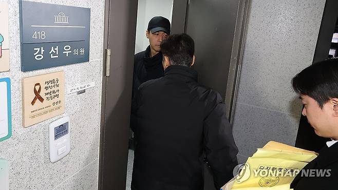 경찰, '공천 헌금 의혹' 강선우 의원실 압수수색 (서울=연합뉴스) 이동해 기자 = '공천헌금 의혹'에 연루된 강선우 무소속 의원과 관련해 경찰이 첫 강제수사에 착수한 11일 국회 의원회관 내 강 의원 사무실에 경찰 관계자들이 들어서고 있다. 2026.1.11 eastsea@yna.co.kr