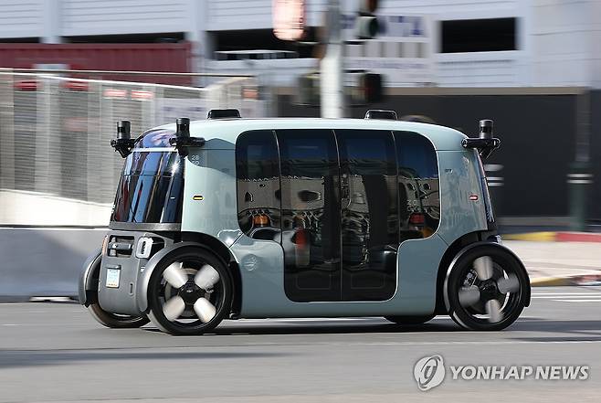 라스베이거스 시내 돌아다니는 죽스 로봇택시