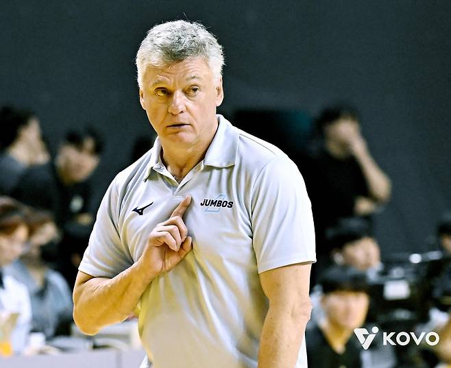 작전 지시하는 대한항공의 헤난 감독 [한국배구연맹 제공. 재판매 및 DB 금지]