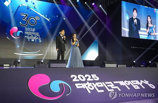 올해 대표하는 대한민국 게임대상 주인공은 누구? (부산=연합뉴스) 김주환 기자 = 12일 부산 벡스코에서 열린 2025 대한민국 게임대상 시상식에서 사회자 전용준 캐스터(왼쪽), 최시은 아나운서가 인사하고 있다. 2025.11.12 jujuk@yna.co.kr