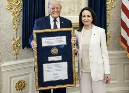 마차도로부터 노벨평화상 메달 담긴 대형 금색 액자 전달받은 트럼프 대통령 [백악관 트루스소셜 화면 캡처]