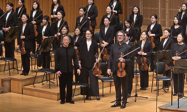 객석에 인사하는 정명훈과 카바코스 (서울=연합뉴스) 임순현 기자 = 정명훈 KBS교향악단 신임 음악감독과 바이올리니스트 레오니다스 카바코스가 16일 서울 롯데콘서트홀에서 열린 정기연주회를 마치고 객석에 인사하고 있다. 2026.01.16 hyun@yna.co.kr